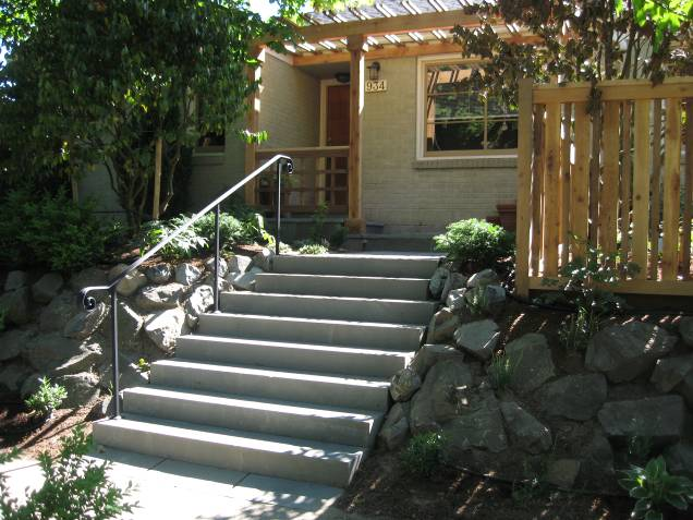 Landscaper in Seattle area builds an arbor, trellis, and fence for home in Madrona, WA